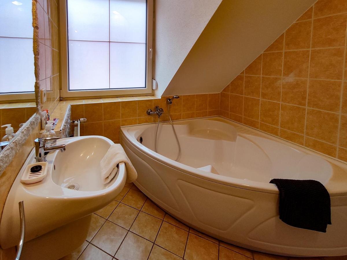 Afrodite Apartmanhaz Eger Zewnętrze zdjęcie